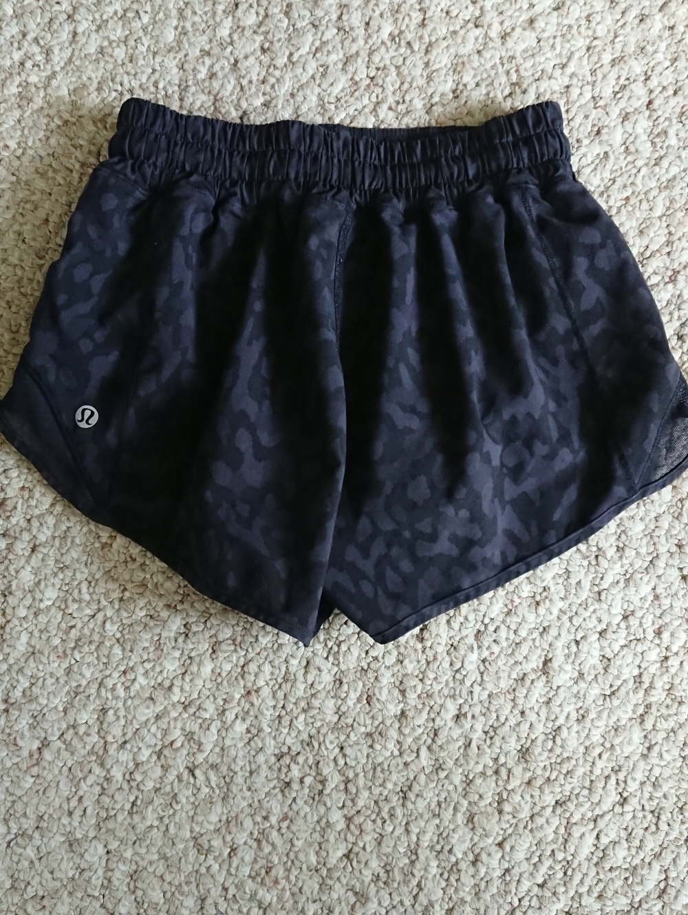 Lululemon Hotty Hot Shorts in the Formation Camo Deep Coal Multi pattern size 2